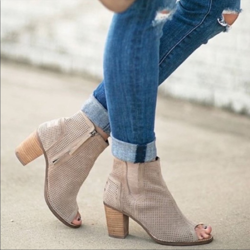 Grandos Slingback Breatheable LEATHER Chunky Block Laser perforated Sandal Pumps